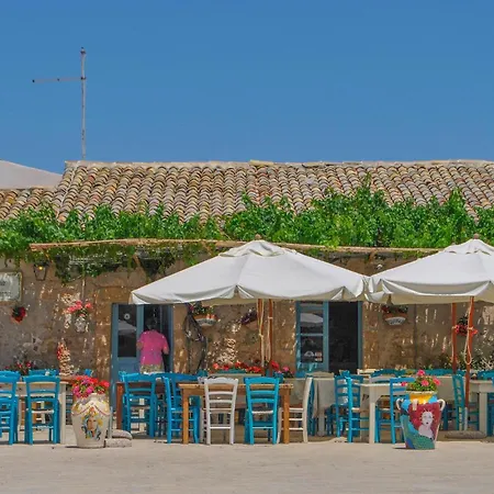 Beautiful In With Outdoor Swimming Pool Feriehus Noto